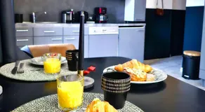 Suite Passion - Jacuzzi privé - Table massage - Image 2