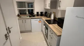 Sleek 1 Bed Flat near Warwick Castle with Parking - Image 4