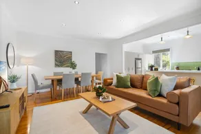 Bright 3-Bed with Garden by Banks Street Reserve - Image 2