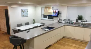 Fareham Heights 5BR, Lrg drive, LazySpa at extra cost, Lux, modern and Comfy - Image 3