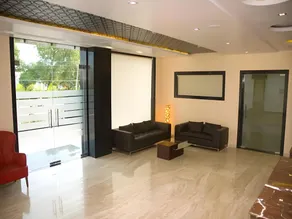 La Silver Leaf Hotel - Image 4