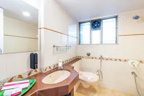 Airy 2 Bedrooms near Bandra Kurla Complex - Image 5