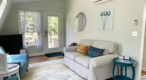 Newly Renovated Carriage House Near Town & Beaches - Image 2