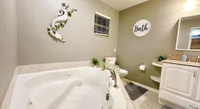 Luxurious Cottage With Full Yard Near The Beach - Image 3