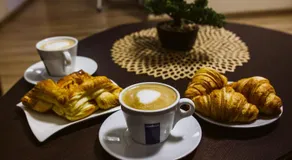 Vively Lux Apartment - Central & Spacious with Balcony and free WiFi - Image 3