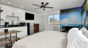Breathtaking King Suite #9 Steps to Daytona Beach - Image 2