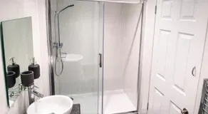 Saphire Apartments Spacious 1 Bed Apartment Sleeps 6 with Free Parking and Garden - Image 2