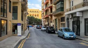 Spacious Seafront 3BR Apartment in Sliema - Image 4