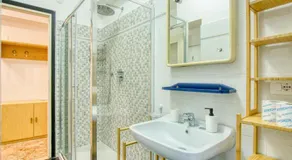 2 Bedroom Stunning Apartment In Deiva Marina - Image 2