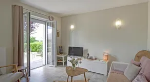 Gîte moderne avec parking sécurisé et jardin privé - Image 2