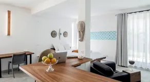Contemporary Private Studio with Pool and Kitchen - Image 2