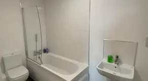 Heathrow 2 BR Comfort Stay - Free Parking - Image 4