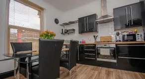 Stylish 91sqm Victoria 2 bedroom Apartment - Image 4