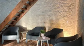 Suites zen dans maison d'hôtes avec piscine intérieure et jardin - Image 3