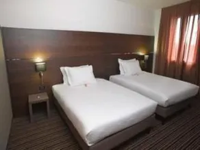 Sweet Hotel - Image 3