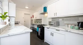 M6 Guest House - Image 2