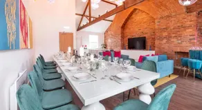 Innvigour Bespoke House with Free Parking for 3 Cars - Image 3