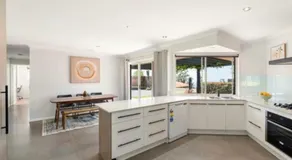 Stunning home with view - Image 2