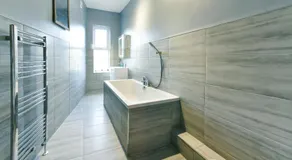 4 Bedroom, 2 bathroom house - Free Parking - Image 5