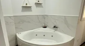 Flat with jacuzzi in suite - Image 2