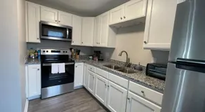 * Prime Place * Pet Friendly * King Bed * - Image 4