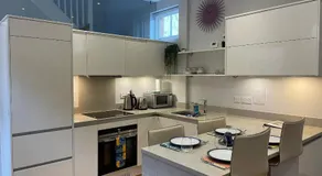 Charming & Cosy Town Centre Home with Parking - Image 3