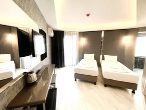 Emilia Hotel - Image 2
