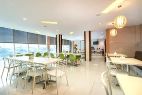 Max Hotel Panakkukang Makassar By LIFE - Image 3