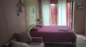 Chambre spatieuse avec grand lit. - Image 2