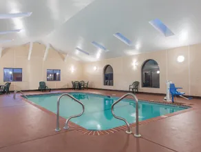 Super 8 by Wyndham St Charles - Image 2