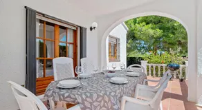 Villa 'Chalet a Pie Cala Forn con Piscina' avec piscine privée, terrasse et Wi-Fi - Image 4
