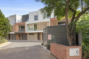 Stylish 3-Bed Townhouse Near City Fringe - Image 4