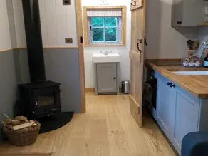 Shepherds Hut in Sussex with Fire Pit  Wildlife - Image 5