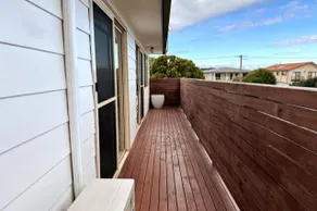 3BR house with parking & AC, 15 mins walk to wharf - Image 3