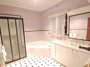 Ideal Business and Family Accommodation - Image 2