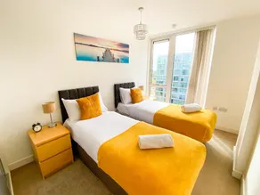 Luxury HUB Apartment with FREE Parking & Netflix - Image 3