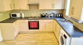 3 Bedroom Spacious Modern Comfortable Home in Rochdale, Work, Relax, Explore Manchester, Oldham, Bury - Image 4