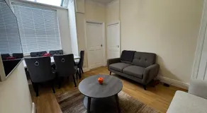 Entire2 bedrooms cosy house in Sale, Manchester - Image 2