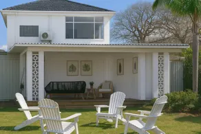 Sunlit Coastal Retreat Close to Cafes and Beach - Image 5