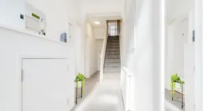Large 6 bedroom all ensuite 2 with kitchenettes in Birkenhead Free Parking and Wifi Hosted by By Hinkley Homes Short Lets & Serviced Accommodation - Image 2