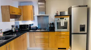 Stylish 2 Bed Apt with River Views & Parking - City Centre & Bay - Image 4