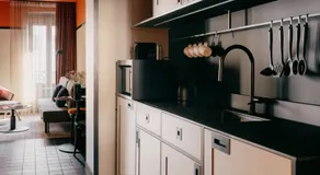 WELTWIEN Luxury Art Apartments & Free Parking - Image 5