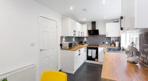 The Urban Nest - Vibrant 3 Bed Home with Garden - Image 3