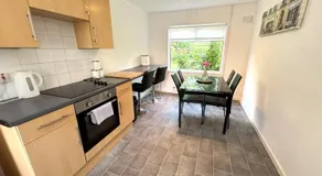 House number 8 sleeps up to 4 People with Smart TVs in Every Room - Image 4