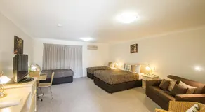 Tuckerbox Motor Inn - Image 2