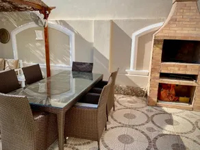 Apt with private pool and garden - Image 4