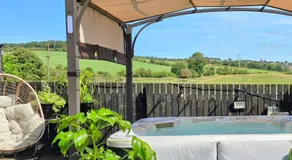 The Green Monkey Lux Suite at The Grumpy Schnauzer B&B Private Hot Tub, Gym, Breakfast, Stunning! - Image 3