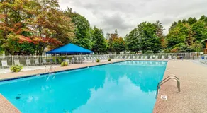 Mountain-view condo with fireplace, 3 pools, tennis & gym - near skiing - Image 5