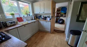 Large double room in pristine house close to Oxford - Image 2
