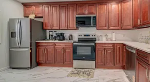 Bright & Spacious Apartments Near Albany Airport - Image 5